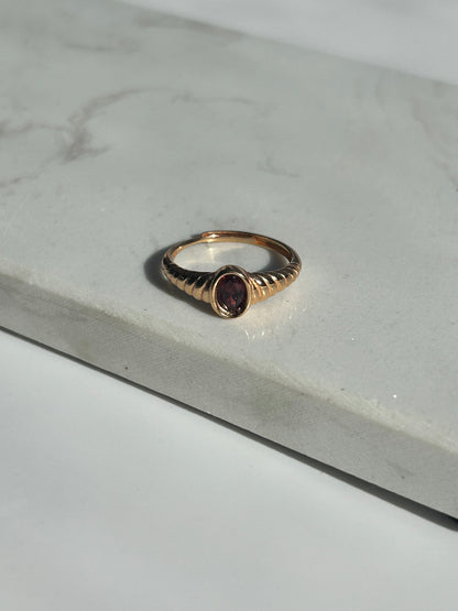 Granat Ring - Vintage Ästhetik - Vergoldet